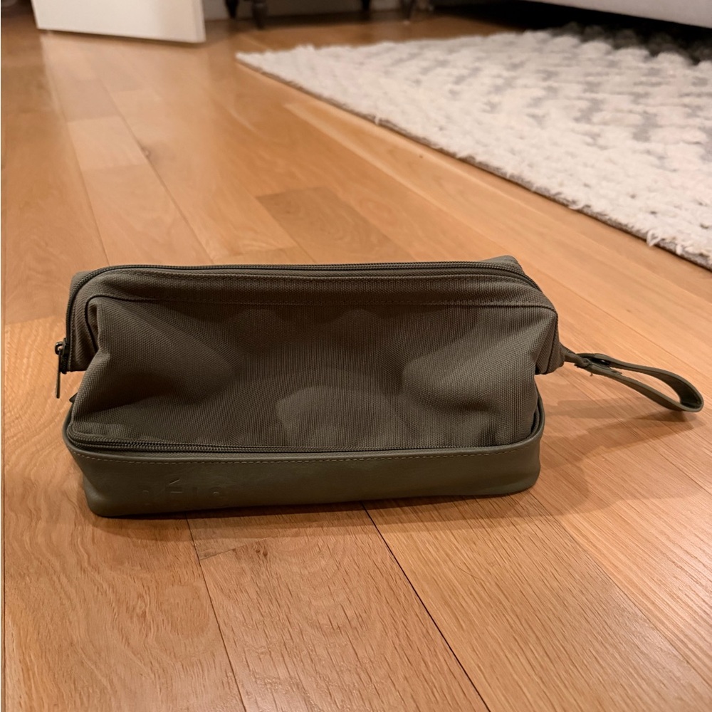 Beis The Dopp Kit 
in Olive
